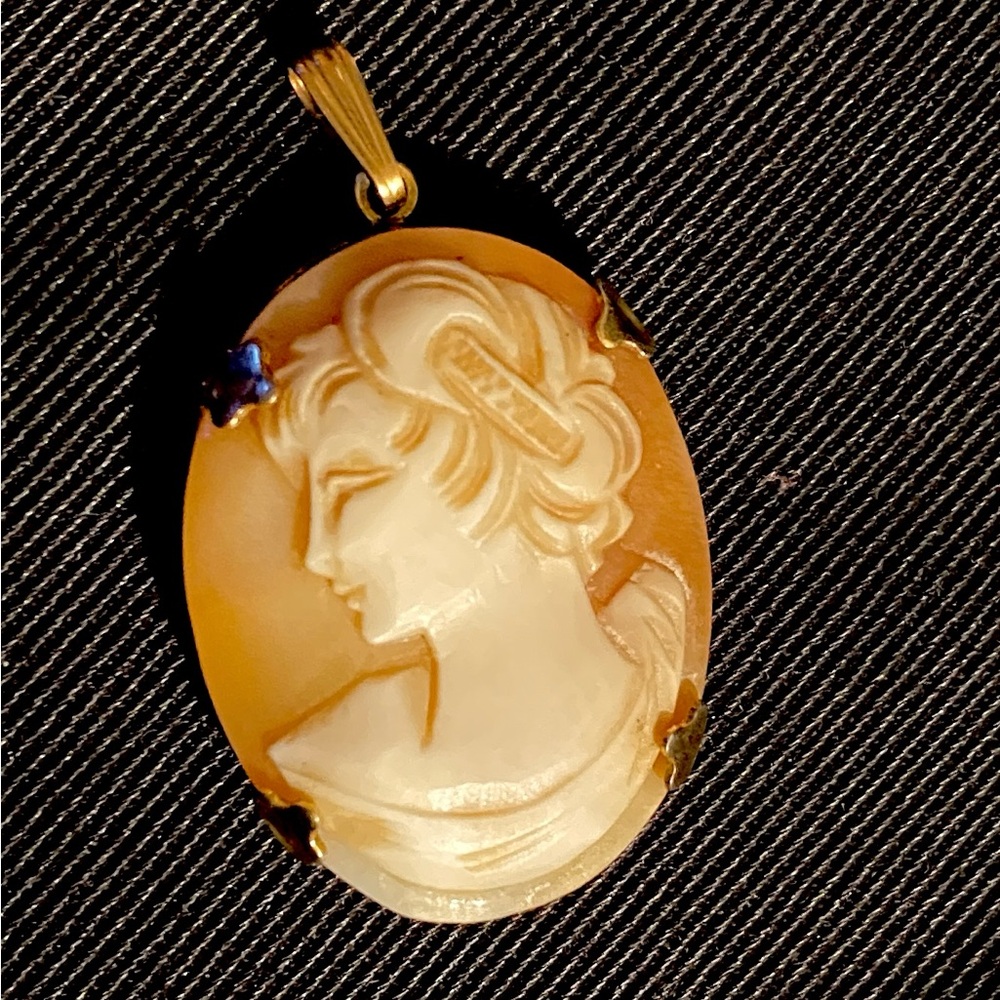 Carved shell Cameo pendant in 12K gold filled frame